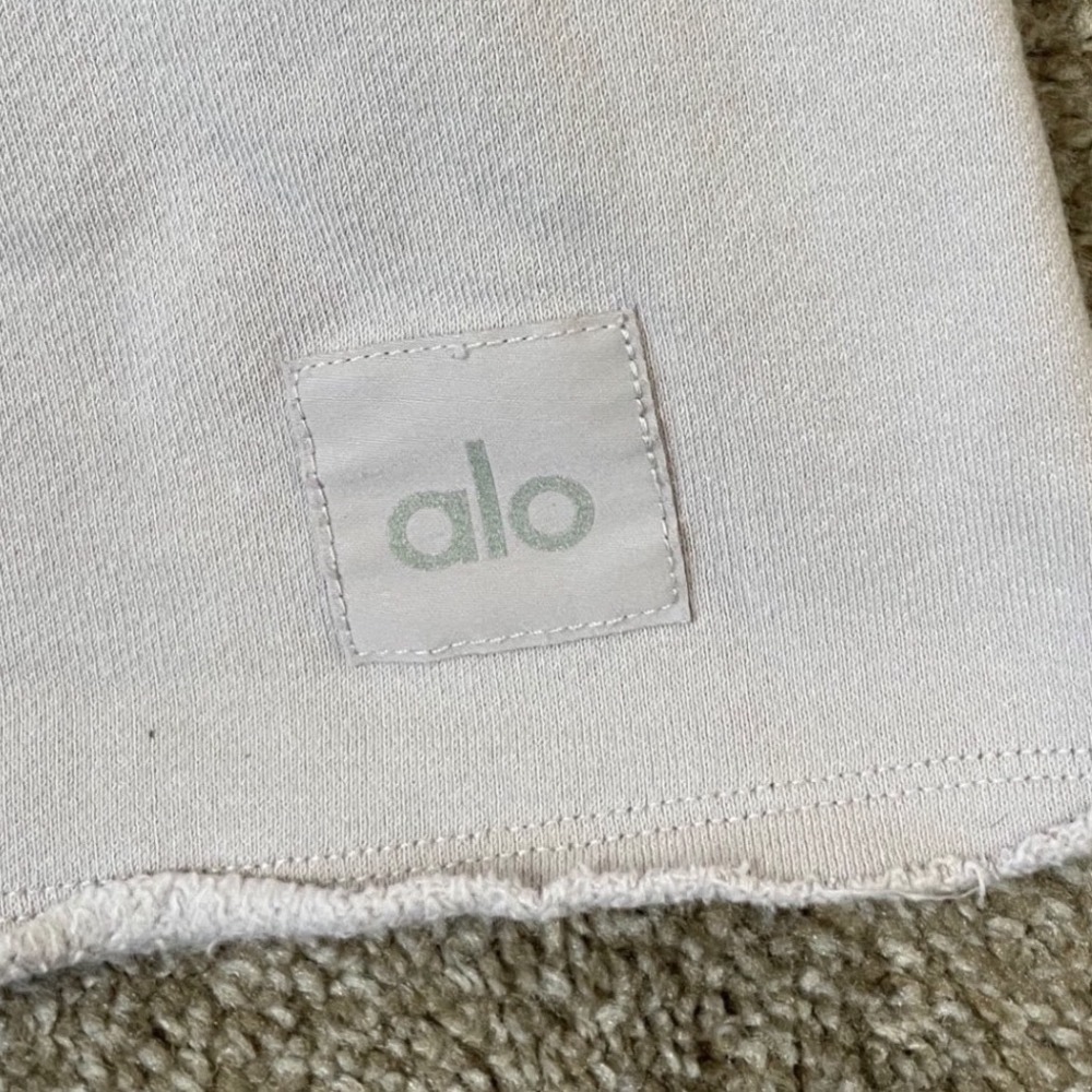 Alo Yoga Accolade Sweat Shorts Lavender Purple Cotton Fleece Raw Hem Medium - Picture 3 of 8